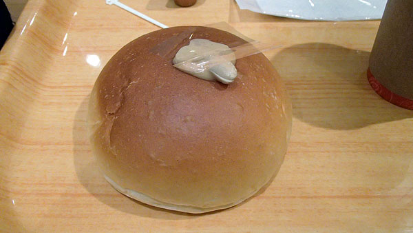 ピーナッツクリーム入りのパン（１９０円）